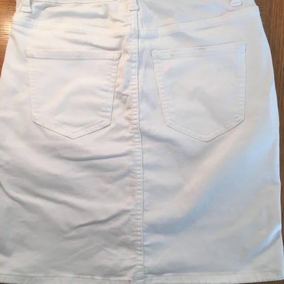 White miniskirt with buttons - Picture 4 of 6